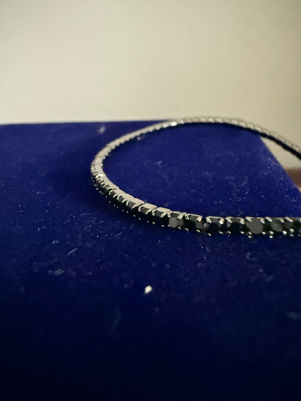 Modernt Elastiskt Armband Silver med Svarta Stenar