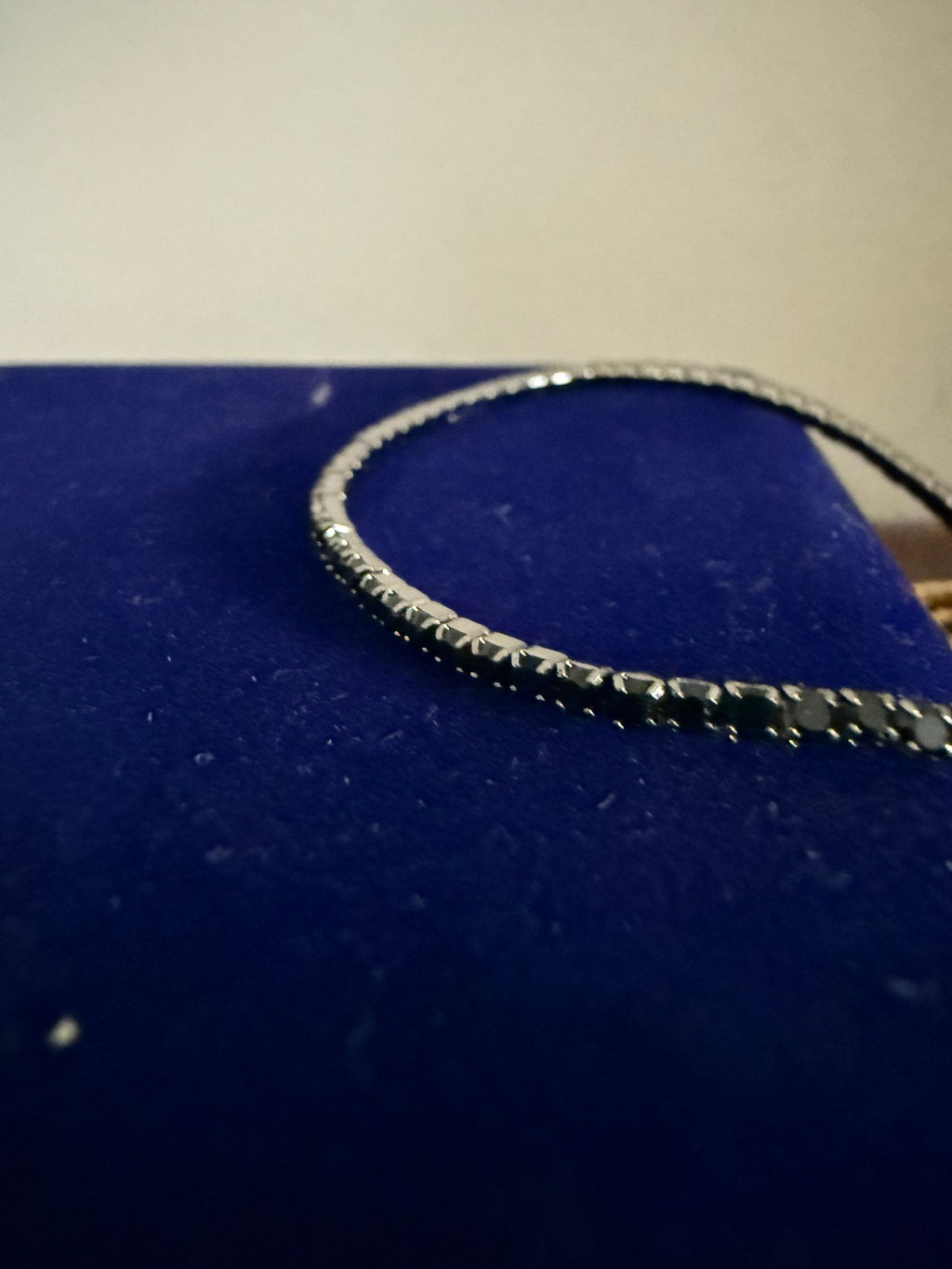 Modernt Elastiskt Armband Silver med Svarta Stenar