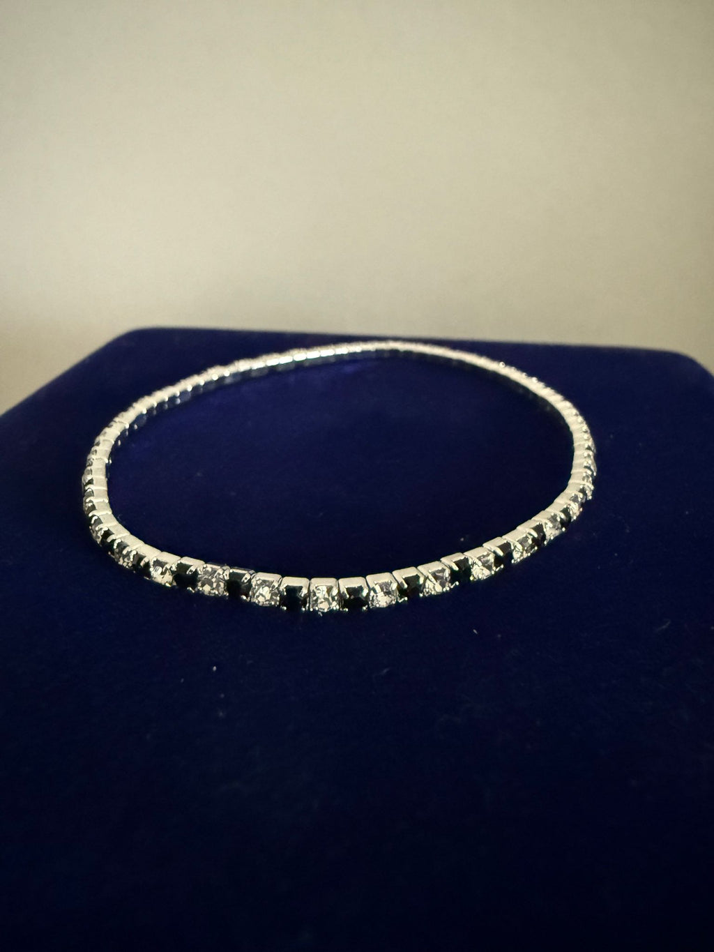 Väldigt stilfullt Elastiskt tennis Armband Silver med Svarta och Vita Stenar