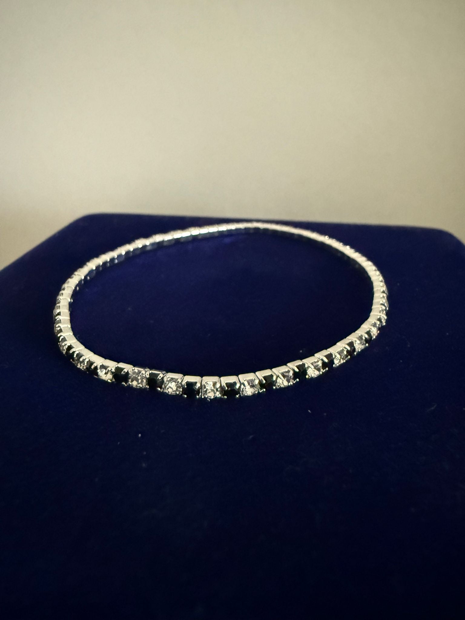 Väldigt stilfullt Elastiskt tennis Armband Silver med Svarta och Vita Stenar