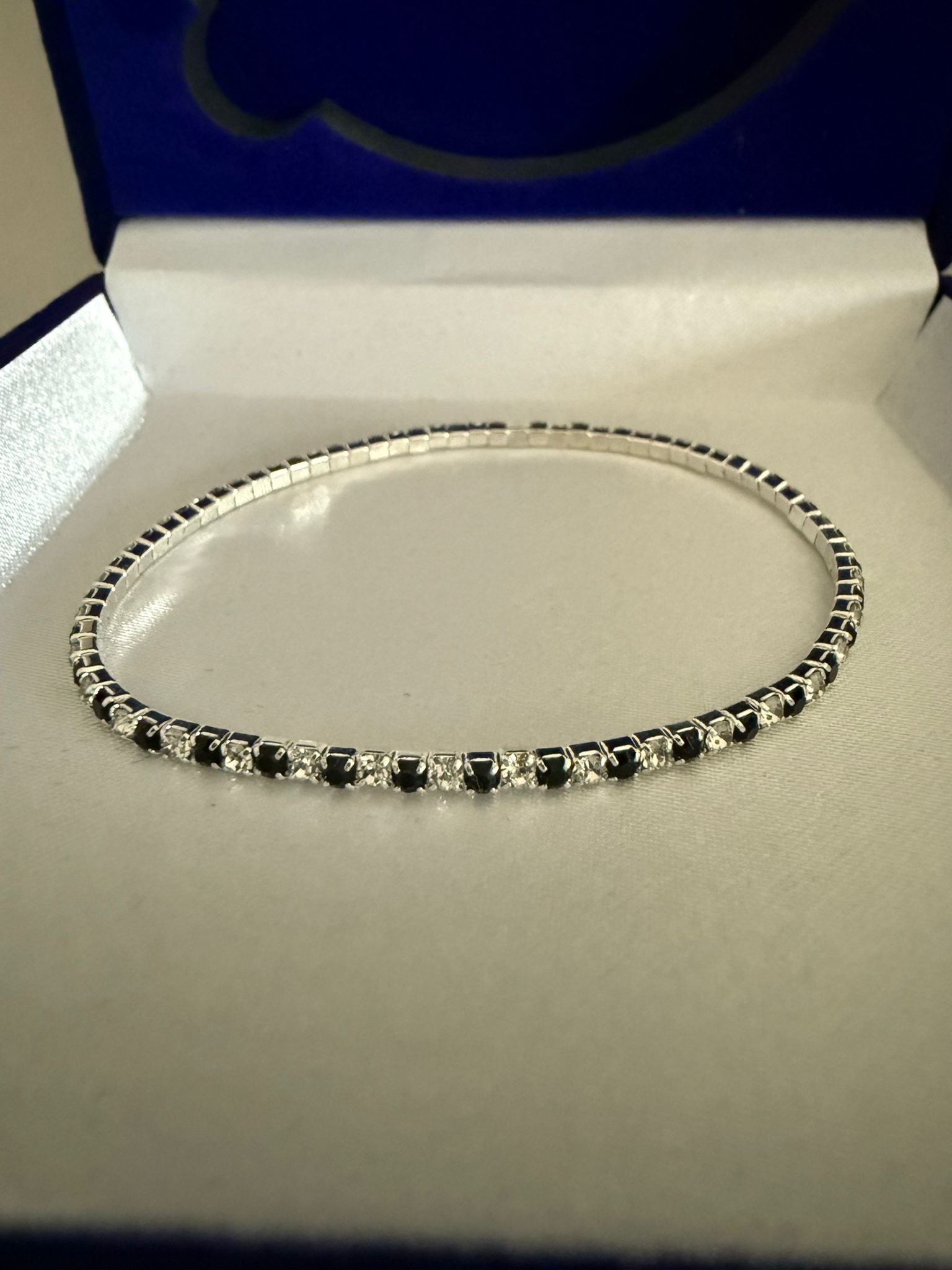 Väldigt stilfullt Elastiskt tennis Armband Silver med Svarta och Vita Stenar