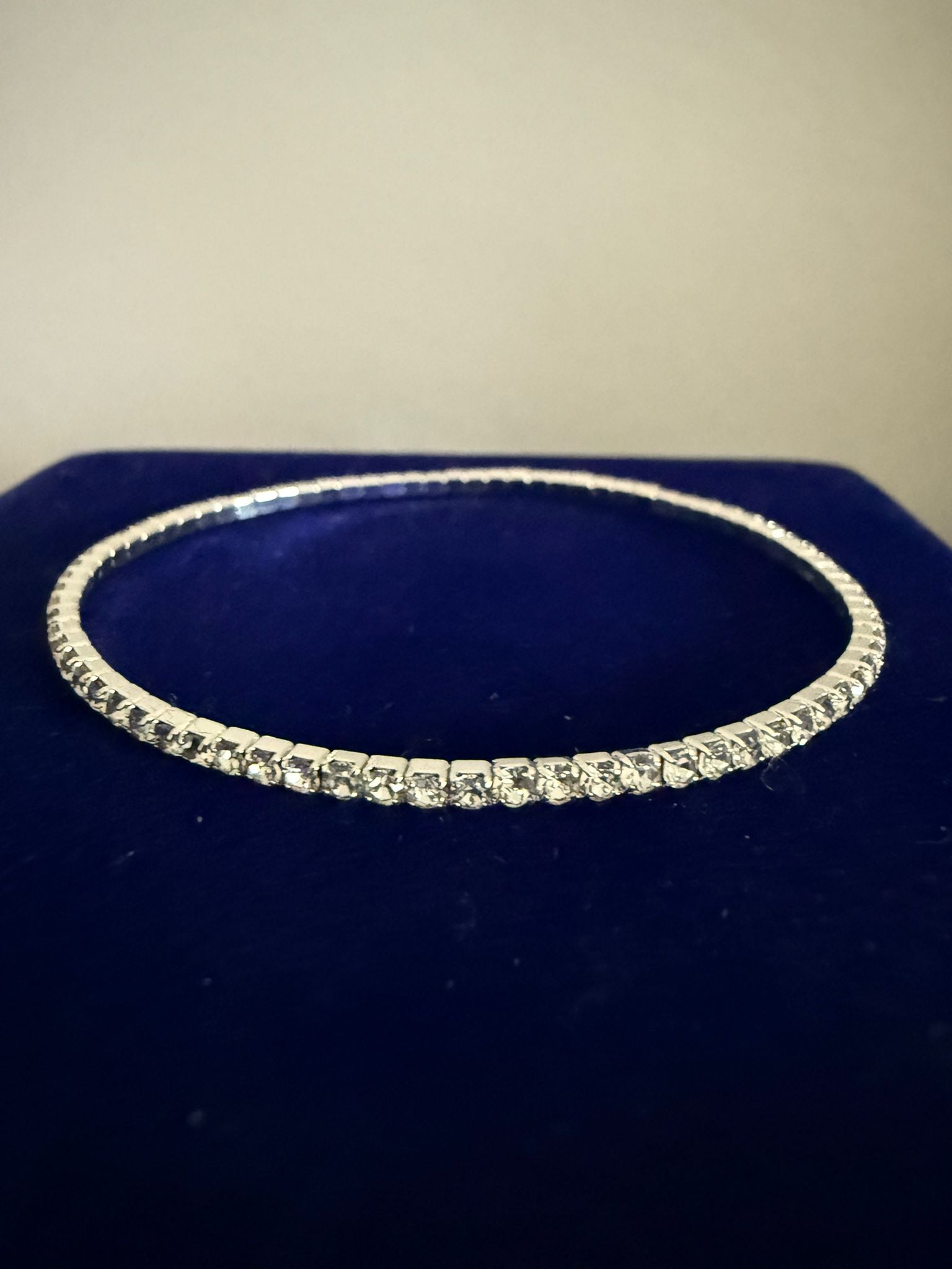 Elastiskt Elegant Tennisarmband - Stål/Silver med Vita Stenar