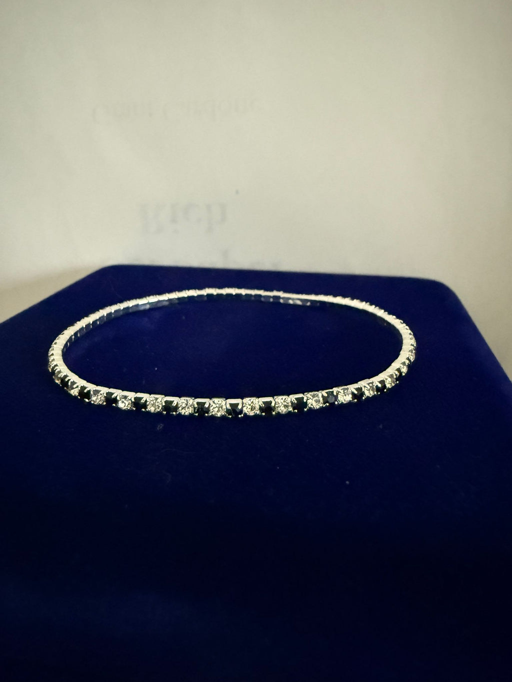 Väldigt stilfullt Elastiskt tennis Armband Silver med Svarta och Vita Stenar